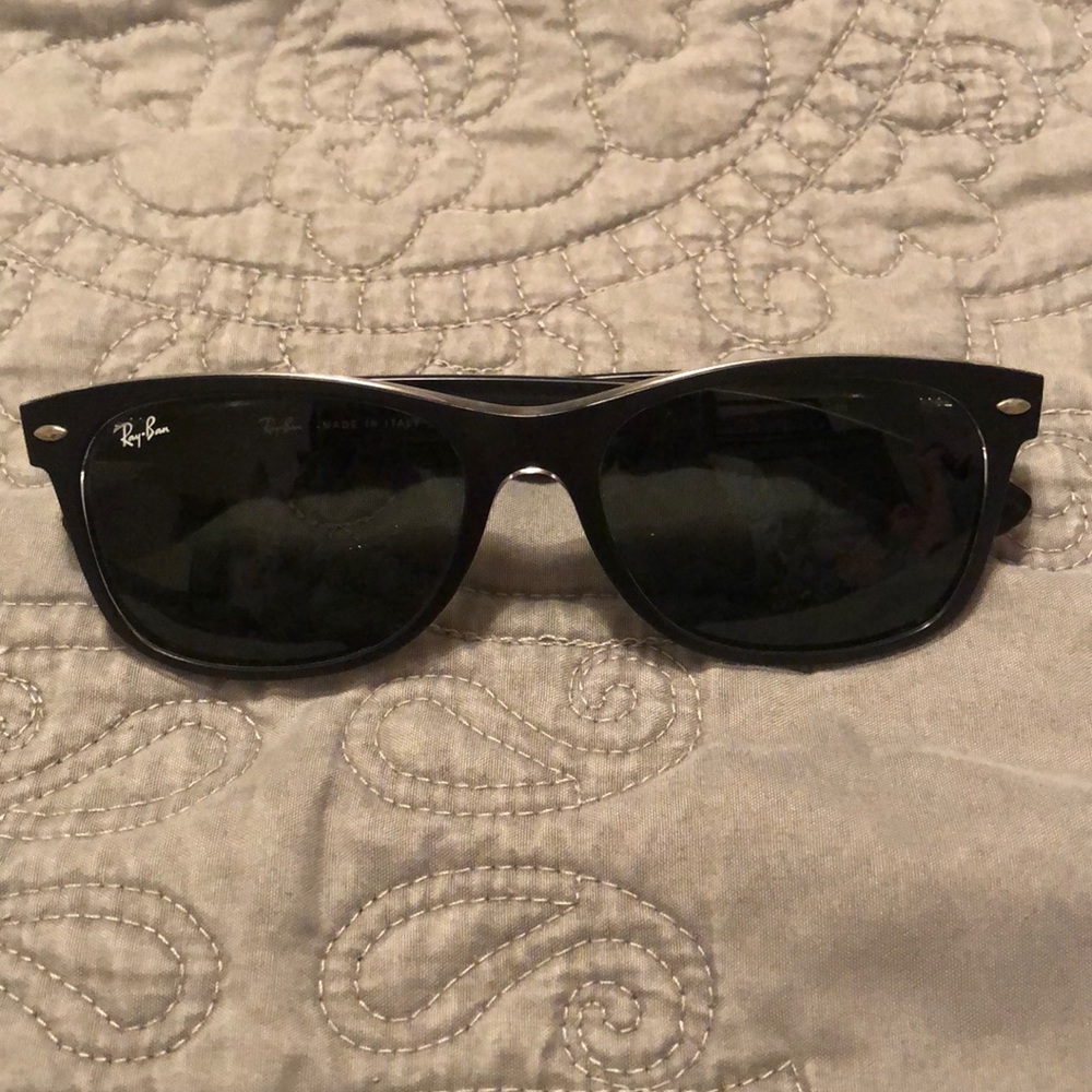 RayBan Wayfarer with case!